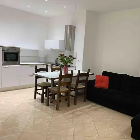Lovely 3-bedroom With Free Parking Apartment *