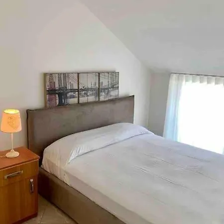 Apartment Lovely 3-bedroom With Free Parking