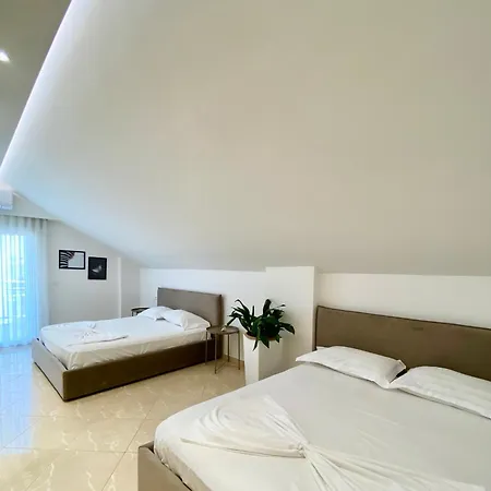 Lovely Rooftop Apartman Golem