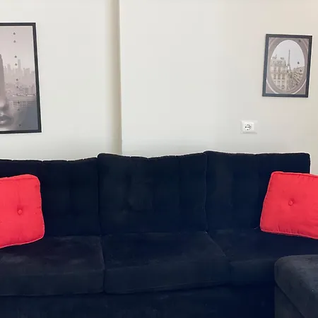 Διαμέρισμα Lovely 3-bedroom With Free Parking *